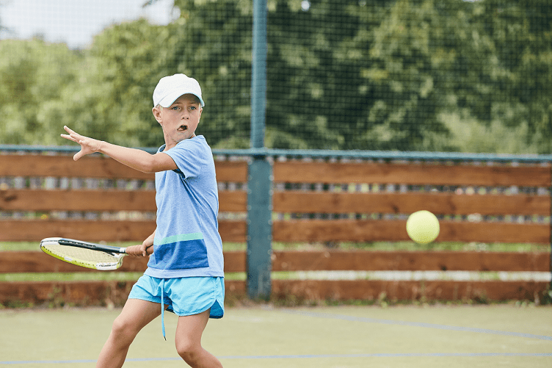 Lleve a los niños a jugar al tenis, obtendrán beneficios su salud y a la vez se divierten ⋆ Street workout, rodaderos y columpios para niños