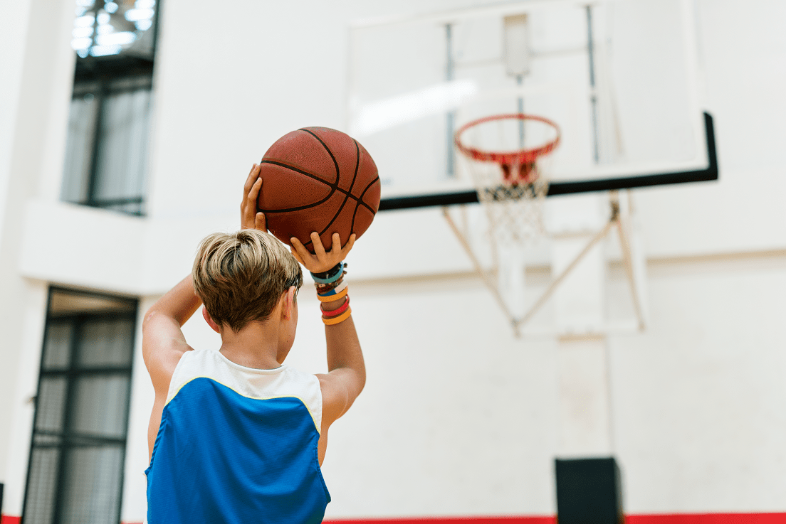 Canchas de basquetbol ⋆ Street workout, rodaderos y columpios para niños